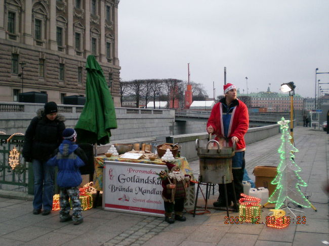 サンタ発見！<br /><br />このサンタさん何頭身なんでしょう？スウェーデンの人達ってホント顔が小さくて背が高いんですよね。そんな人達ばかり見ている時、ふっと自分の姿がショーウィンドウに写るとメチャメチャ違和感感じます。遠近感が狂うんですよ〜汗。