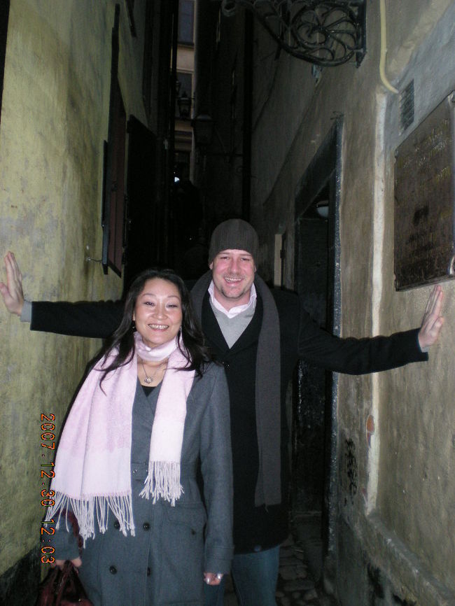 ここはガムラスタンでも一番狭い通りだそうです。この後ろは階段になっていて違う道へ出られるそうですが、夜型生活を送っている私達には急階段を登る余力はありませんでした。