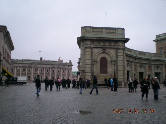 王宮 Kungliga Slottetです。あいにく衛兵交代は見られませんでしたが、門番？の兵隊さんと記念写真を撮りました。衛兵の立っている周りに黒いペンキでかかれた囲いがあり、その外側までなら近付くことができます。<br />スウェーデン王宮の門番の方々は、割と自由に動きます。友人ボーイフレンドの話だとイギリスの衛兵は気をつけの姿勢のまま動いてはいけないそうで、鼻にハエが止まっても我慢して動かないそうです。