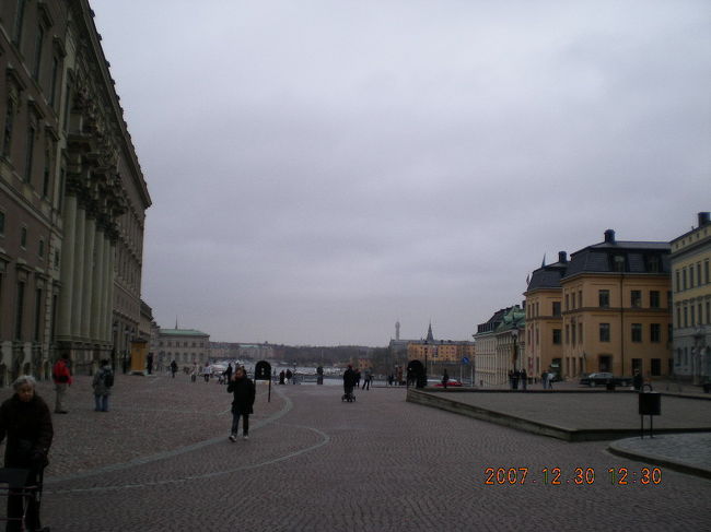 王宮のすぐ横から運河が見渡せます。ストックホルムはたくさんの小さな島々からなる町なので、夏にはここからとても良い景色が見られるそうです。どなたか夏にストックホルムへ行かれる方、私の代わりにすばらしいviewを撮影してきてください。