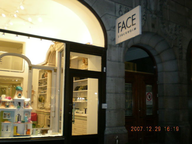 ストックホルムへ行かれるお化粧好きの方に是非お勧めなのがここです。<br />face<br />http://www.facestockholm.com/<br />美容部員の方が似合うものを探してくれて気軽に試してくれます。こちらから尋ねなくてもお店の方がGlobal Refundの書類を作成してくださいました。まあスウェーデン語も話せない、英語もかなりあやしい東洋人だったので明らかにEU圏外からの旅行者って感じだったんでしょうね。