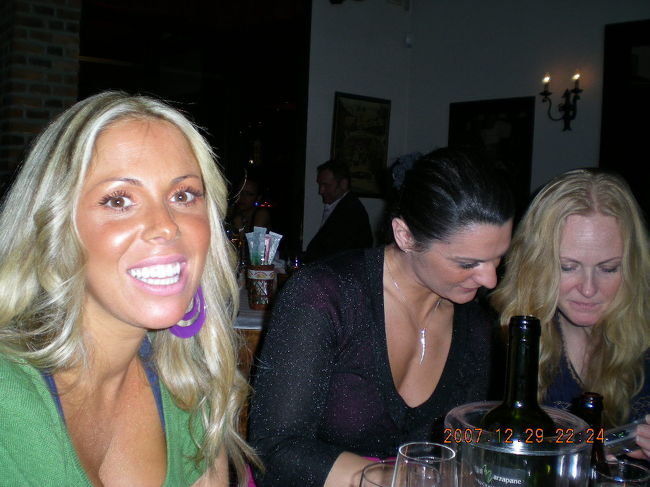 夜はストックホルムの美女達とお食事しました。<br />Italiano<br />http://www.gustoitaliano.se/index.htm<br />ここはストックホルムでも人気のお店らしくとても混んでいて予約をしていないと入れないみたいです。<br />美味しかったけど、量が多かったです。