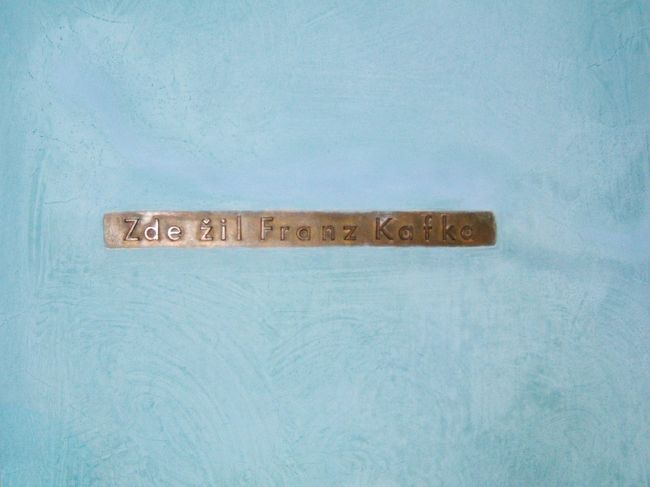 作家のカフカが住んでいたという家の前で撮影。<br />今は雑貨屋さんに変貌してました。<br />写真がうまくとれず、プレートの字が分かる位置までカメラを近づけたらこれだけになっちゃいました(汗)