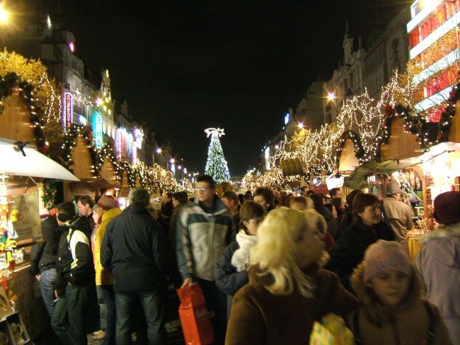 クリスマスマーケットがここでも開催されてて、移動が大変でした。周りの人達は盛り上がっちゃってます。