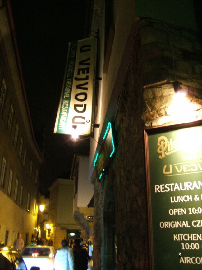 やっぱりチェコといえばチェコビールでしょう。<br />やって来たのはビアホール。