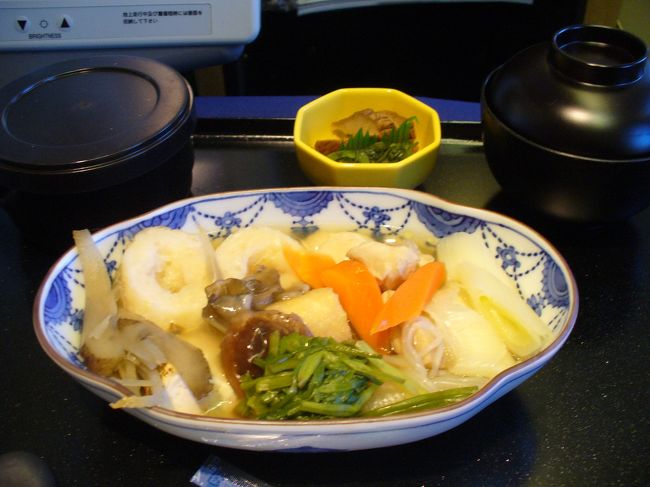 今回はいつもどおりエコノミークラス利用の予定でしたが、なんと幸運にもオーバーブックのあおりを受けビジネスクラスへアップグレード！！！<br />リクライニングするとほとんどベッド状態になるシートに豪華機内食。すてきなサービス☆<br />写真は機内食のメイン。きりたんぽです。これの前には豪華な前菜。そして後にはデザートのチョコパフェを食べました♪