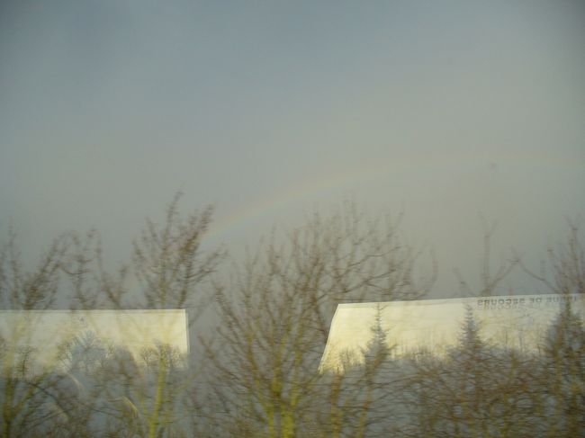 翌日は現地発着ツアーのバスに乗り、モンサンミッシェルへ。バスに乗っている途中で見たフランスの虹。フランスで見られるなんて、ちょっとラッキー♪