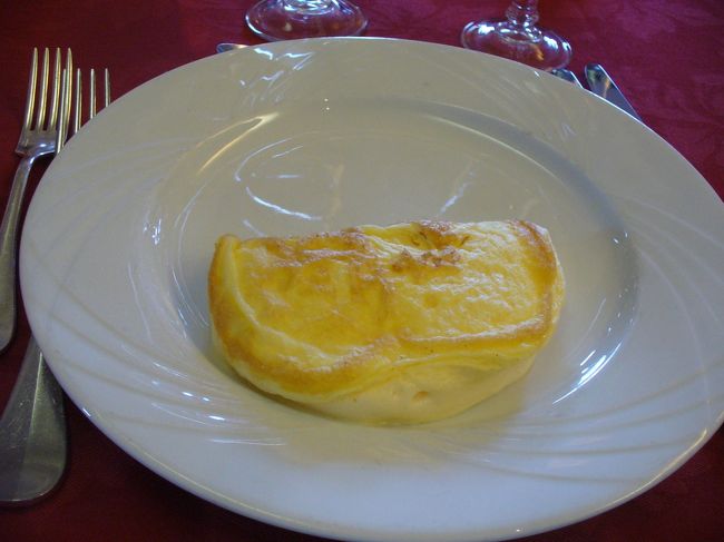モンサンミッシェル近くで食べた名物のオムレツ。ふわふわしてて口に入れるととろっと溶ける。泡の部分が多いけど、味見できてよかった。