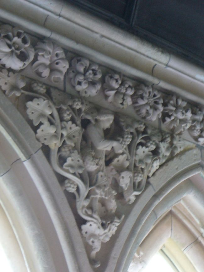 内部の建物上部の彫刻の写真<br />細かいところまで素晴らしい！