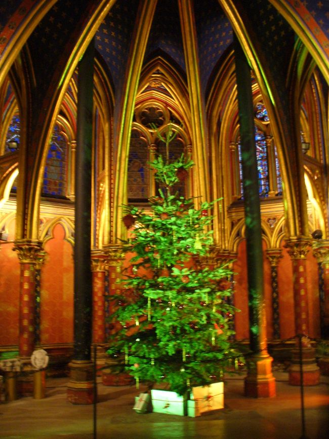 12月30日<br />パリ市内散策にて行ったサントシャペルにて<br />パリはまだまだクリスマスシーズンらしく、素敵なツリーが置いてありました。