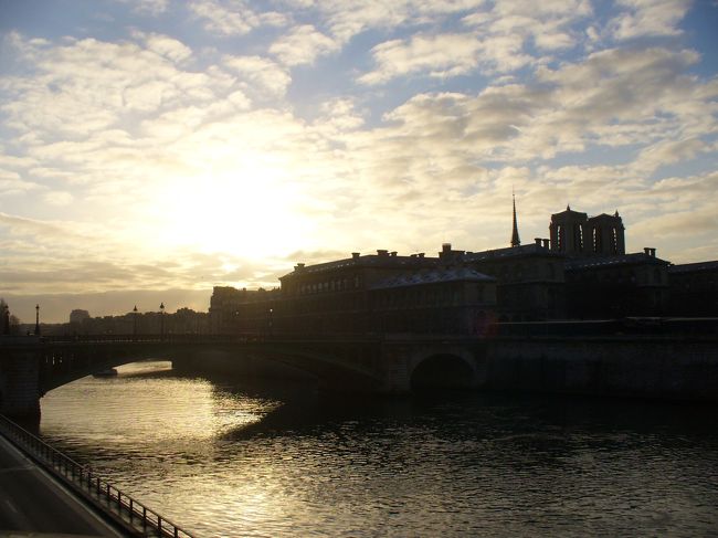 パリの朝日。<br />これで朝10時くらいです。<br />川はもちろんセーヌ川。<br />川の向こうはシテ島です。<br />私のお気に入りのパリの一枚です。