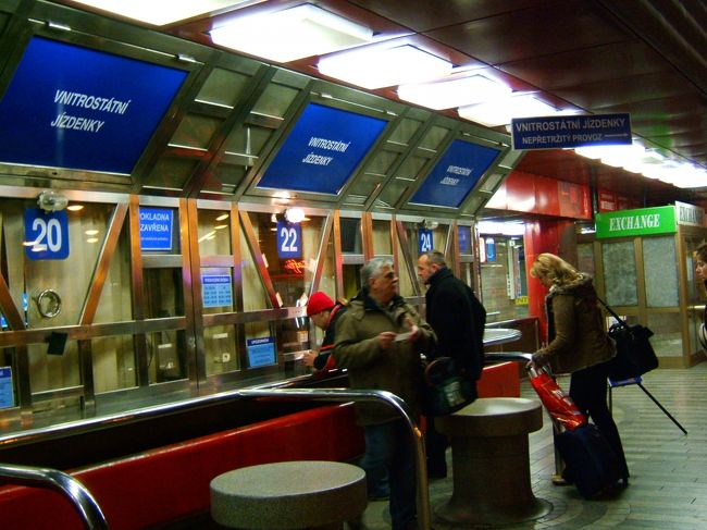 早朝、プラハからドレスデン行きの電車に乗る。<br />駅は広くて、全く関係のない窓口に並ぶ始末…窓口の係員の案内でやっとこ切符を買うことができました。