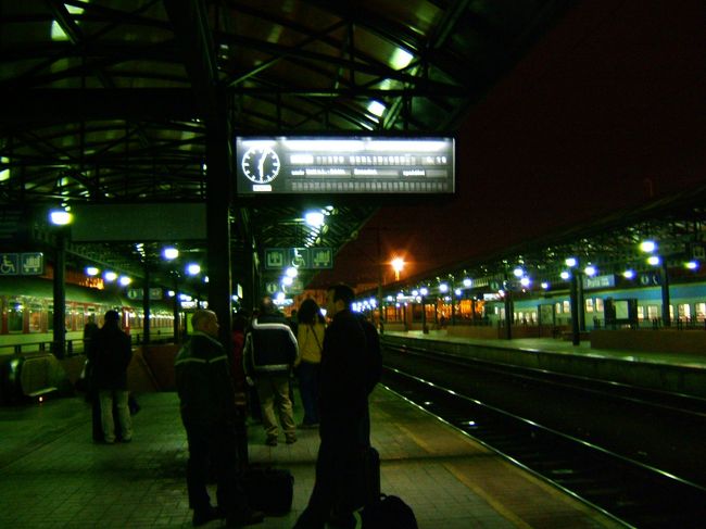 ホームです。凍えてましたｗ。<br />早朝というか、まだ辺りは暗く陽が出てないから夜ですね。