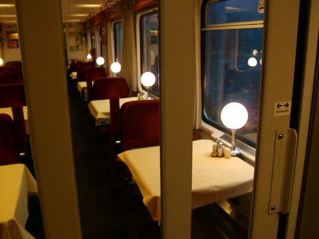 食堂車ですね。<br />朝ごはんを済ませていなかったので、ここで済まそうとしたんだけど、まだ開店前で少しの間、空腹を我慢しました。