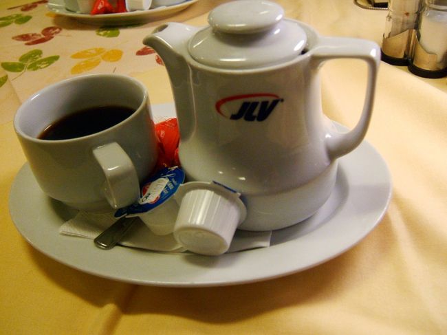 パンとティーのセットが１番エコノミーなメニューだったので迷わずケッテーイ。