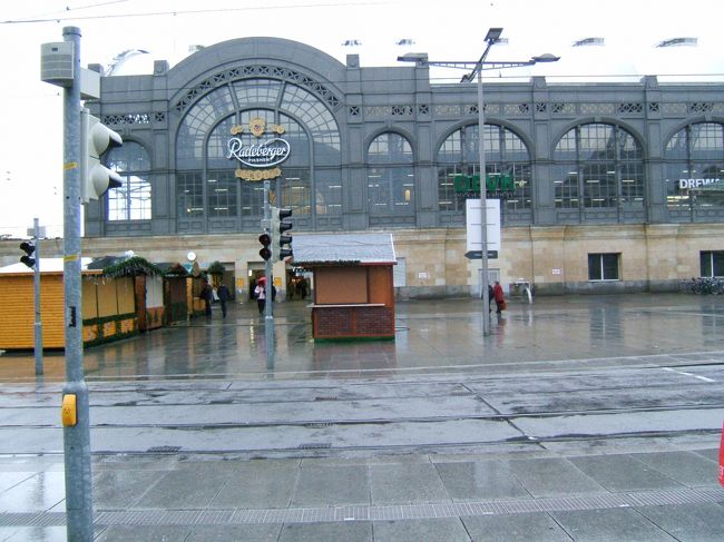 駅の外観です。<br />地下にスーパーがあったりと駅周辺は随分、開発が進んでるなという印象を受けました。