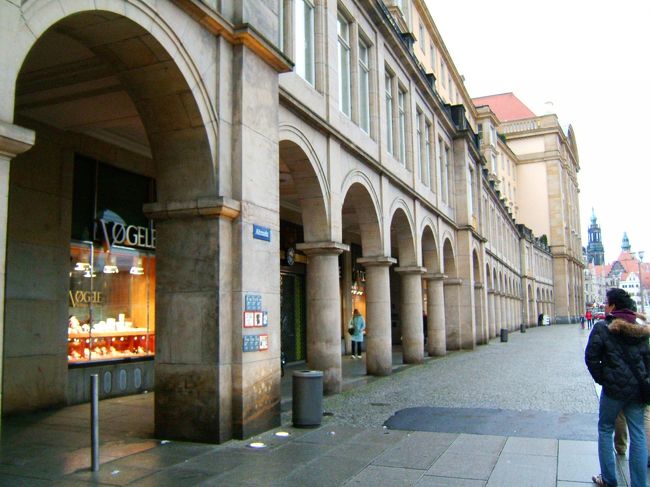 ガイドブックの地図を参照しながら旧市街地の方に移動。<br />