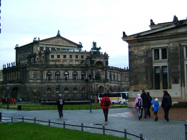 有名なドレスデン国立歌劇場が見えてきました。<br /><br />