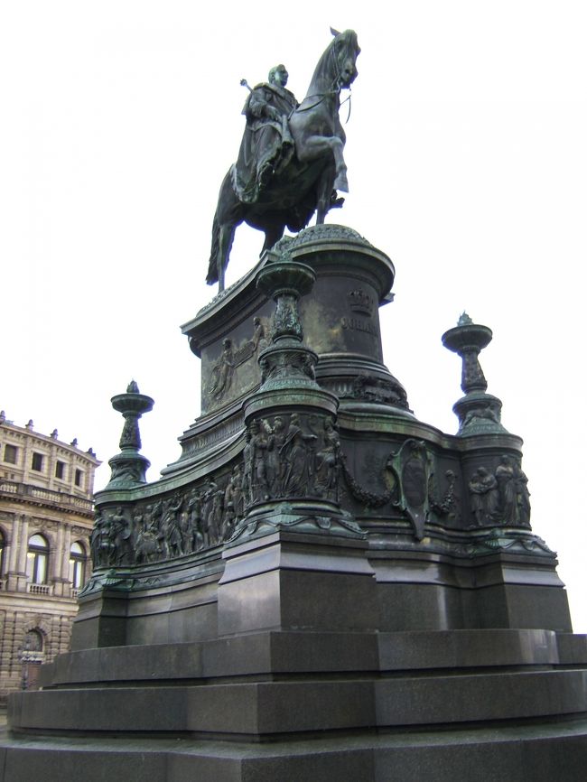 歌劇場の前にたたずむ像。<br /><br />