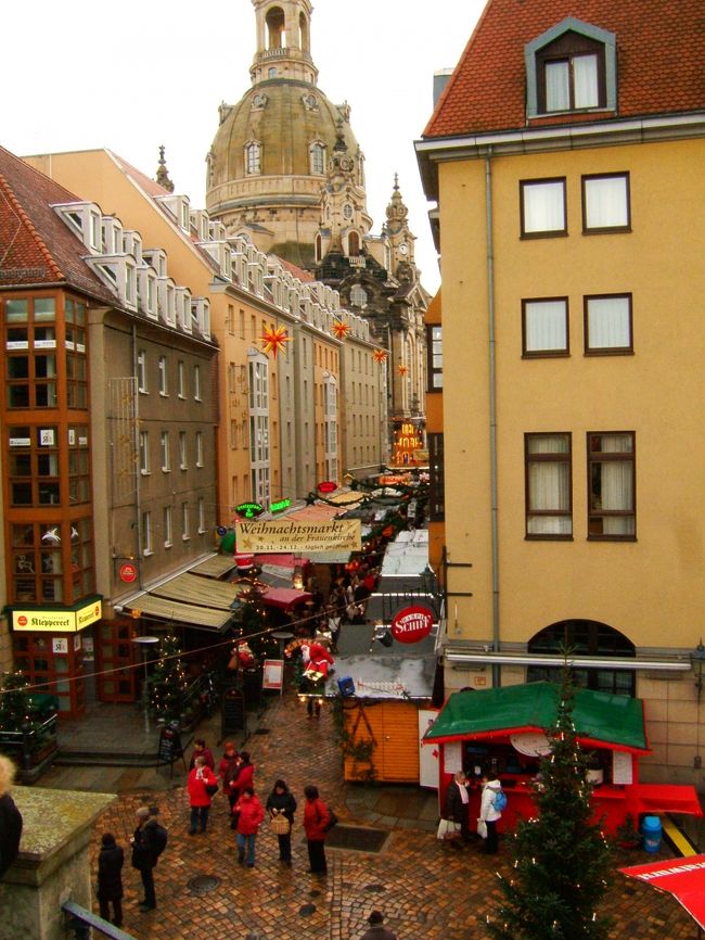 街を散策。<br />見下ろすとクリスマスマーケットを見かけ、ウィンナーを求めて寄り道決定。