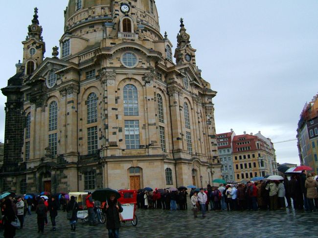 クリスマスマーケットを進んでいくと大きな広場に出た。周りの人達を見ると皆ホットワインを片手に笑顔でした。昼間からお酒を片手に皆で会話を楽しむスタイルは素敵ですね。