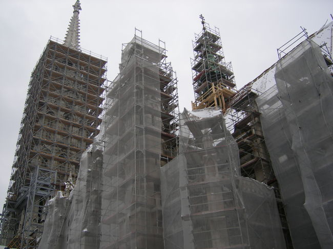 プーチンさんのガイドで<br />先に「マーチャーシュ教会」を見学なの。