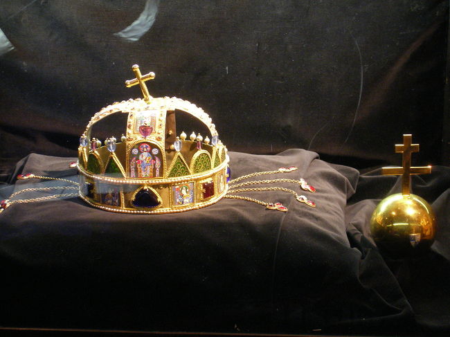 これを見るの！王冠の十字架が傾いてるの。<br />この時の王様は赤ちゃんだったので<br />ママに抱っこされているうちに<br />傾いてしまったらしいの。