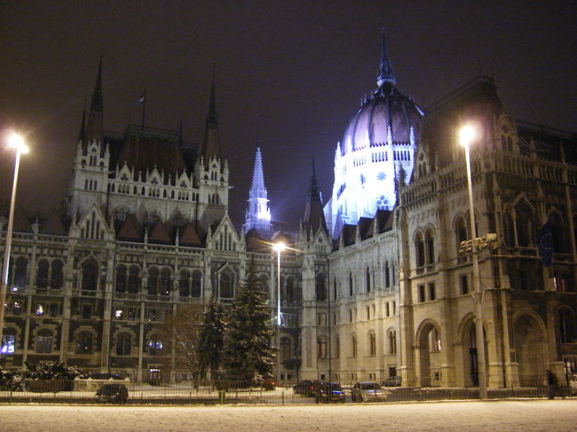 漁夫の砦を下りて<br />国会議事堂前に来たよ。<br />キレイなの！！