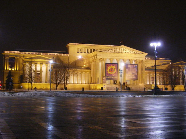 今度は「英雄広場」に来たよ。<br />すごく広いから寒さを余計に感じるの。