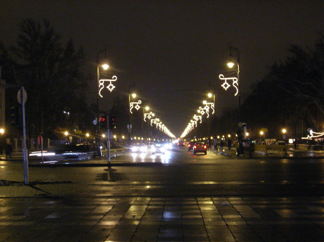 これはアンドレーシ大通りなの。<br />