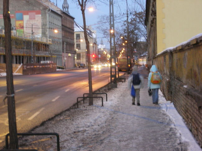 夜明け前<br />ホテルを出ると<br />もうチビッコ達も学校なの。