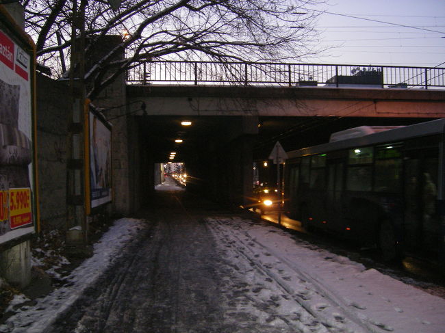 列車のガード下はやはり怖いの。
