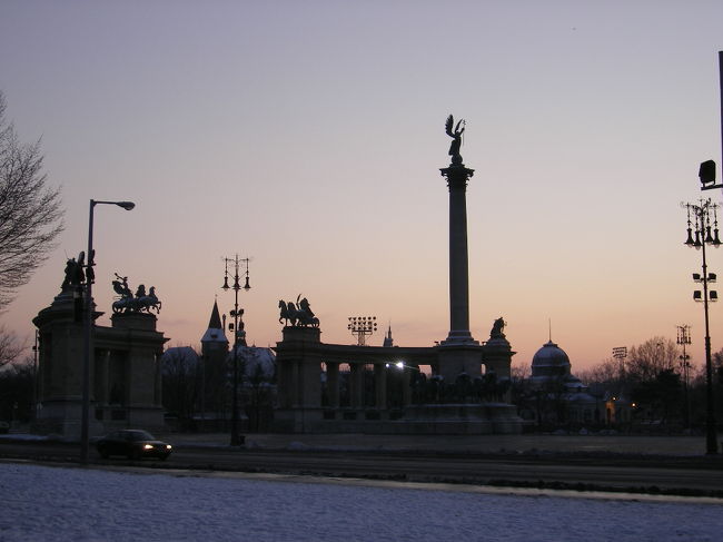 英雄広場に着く頃には<br />薄ら明るくなってきたよ。