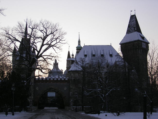 公園に入ると<br />可愛いお城があったの。