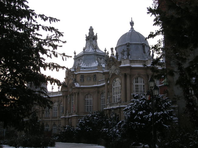 ん？何だ？<br />お洒落な建物なの。