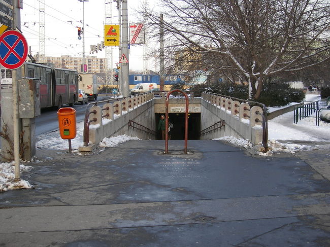 これは昨夜乗った地下鉄の入口なの。<br />この時間なら怖くはないの！！