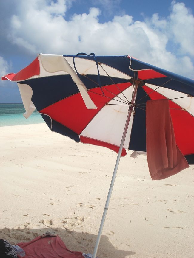 こんなパラソルだったりしますが。<br /><br />あ、哀愁が漂う。。。<br /><br />ま、ノスタルジックっちゅうことで。<br />壊滅的被害をもたらした台風の後だし、<br />この辺はご愛嬌。<br />ビーチベットなんておしゃれなものはないので、<br />バスタオルを敷きましょう。