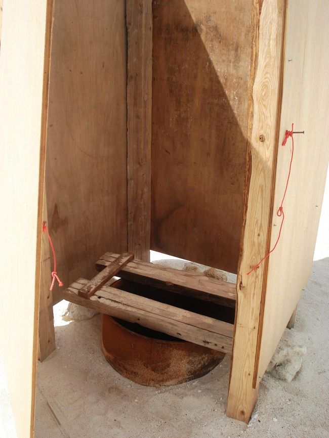 さて、これは何でしょう？<br /><br /><br /><br /><br /><br /><br />答えは、原始的なトイレ。<br /><br />台風の後なので、扉が壊れてました。。。