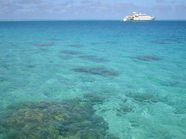 さてここで、世界のベストビーチ対決！<br /><br />これはタヒチのボラボラ島。