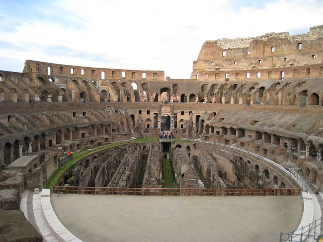 まず朝一番コロッセオに行きました。<br />開門15分前に着きました。<br />20mくらいの行列で、開門後すぐ入れました。