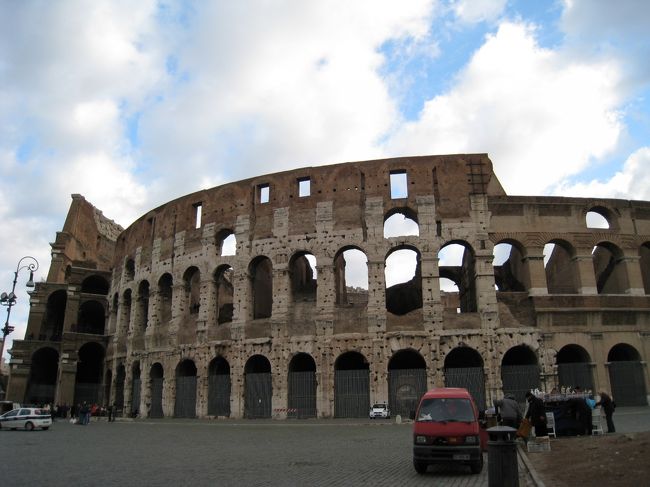 コロッセオ外から<br /><br />ローマに来たんだな、と実感。