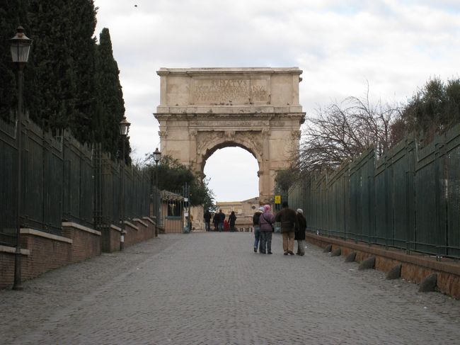 コロッセオ見学の後は、フォロ・ロマーノの方へ歩いて行きました。<br />「聖なる道」を通り、ティトウスの凱旋門をくぐりました。