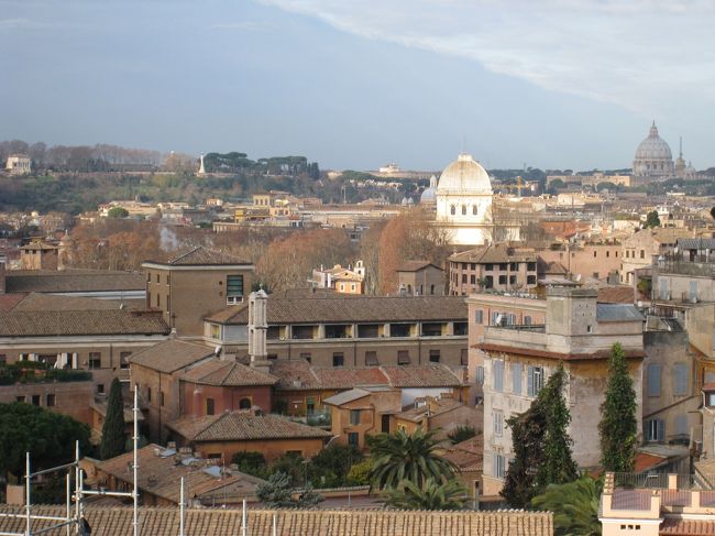 パラティーノの丘のほうへ歩いていきました。<br />丘からなんとなく一まい