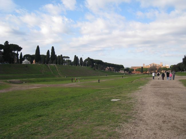 チルコ・マッシモを歩いて<br />カラカラ浴場へ向かいました。