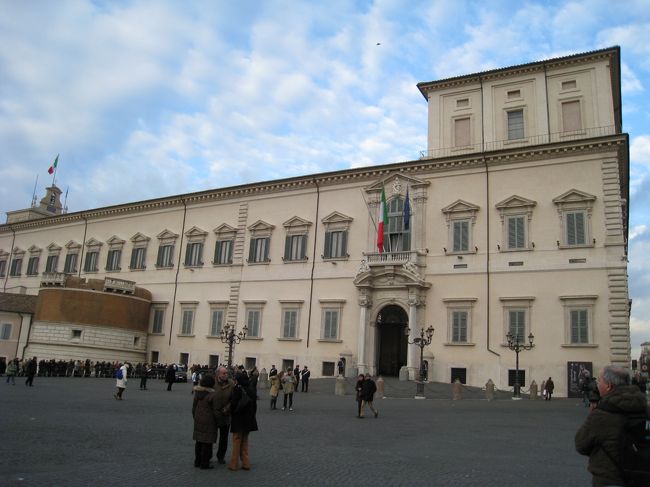 トレビの泉へ行く途中<br />クイリナ−レ宮へ寄りました