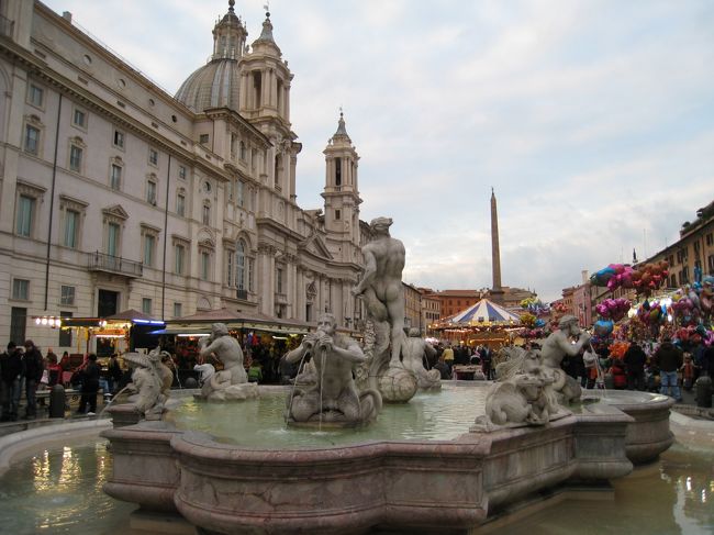 ナヴォーナ広場<br />出店がいっぱいでてました。