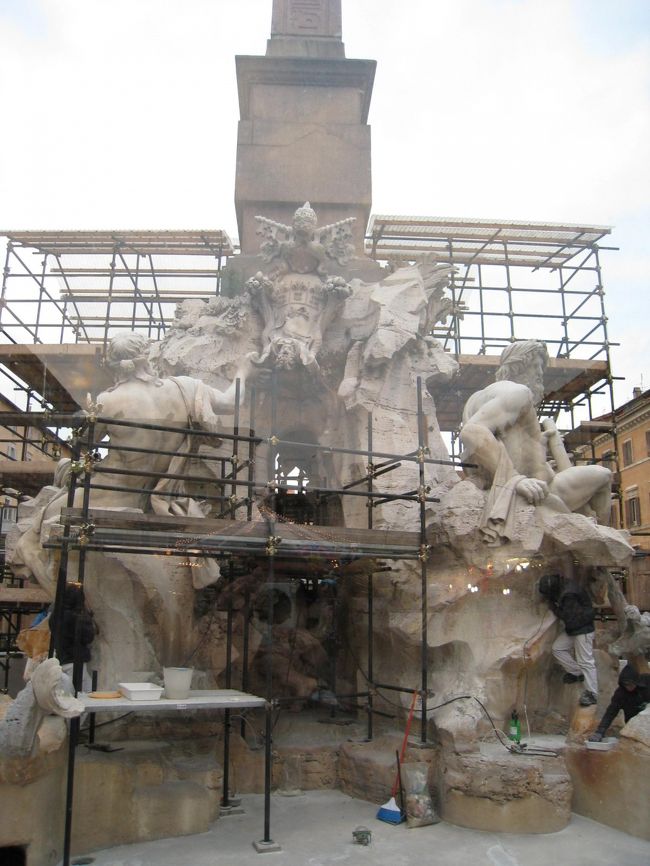 広場北側の噴水はメンテ中でした。