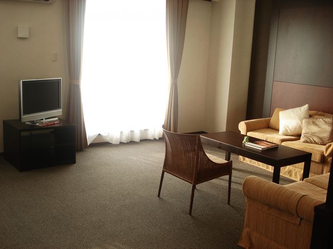 ベッドルームの向こうには<br />リビングスペース。