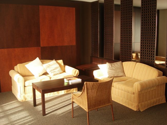 スタジオタイプのスイートと違って、<br />ベッドとリビングが仕切られている分、<br />こちらの方が落ち着きますな。<br /><br />お値段もこっちの方がお安いです。