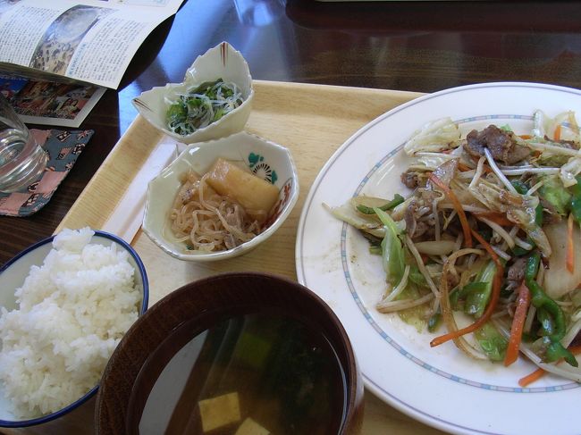 何で突然ここに喰い物の写真かと言うと…<br /><br /><br />バス停で降りて少し行くと一軒の家がぽつんと、<br />これが何と飯屋さんでした。<br />この近辺にはこれしか食べるところ見当たりません。<br /><br />いい塩梅で入って注文したのが野菜炒め。<br />確か６００円位でした。<br /><br />中にはサンシンの飾りなどありましたが、<br />何と何と！ご主人は話好きな内地からの移住組。<br /><br />奥様も素敵な方で、<br />どうやら趣味も兼ねてのお店のようです。<br />年恰好が似通っているので、<br />色々お話したそうだったんですが、<br />先を急ぐので残念な事でした。